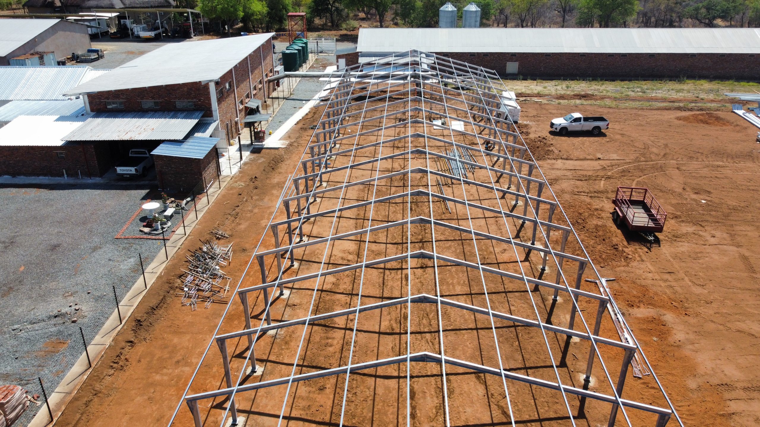 Structural steel frame for an insulated agricultural chicken house